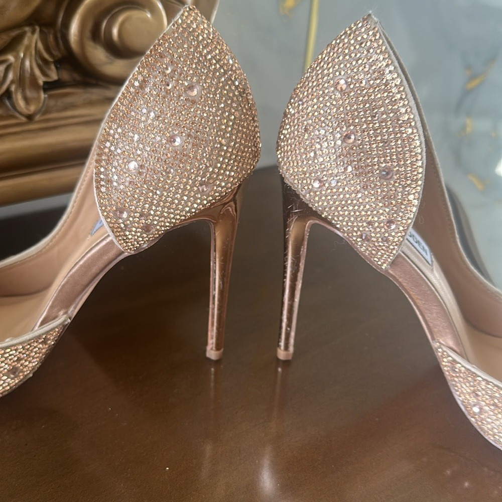Steve Madden gorgeous Rose Gold in new condition.  4 inch high heels. - Picture 5 of 7